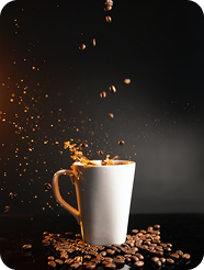 Café en polvo cayendo sobre una taza